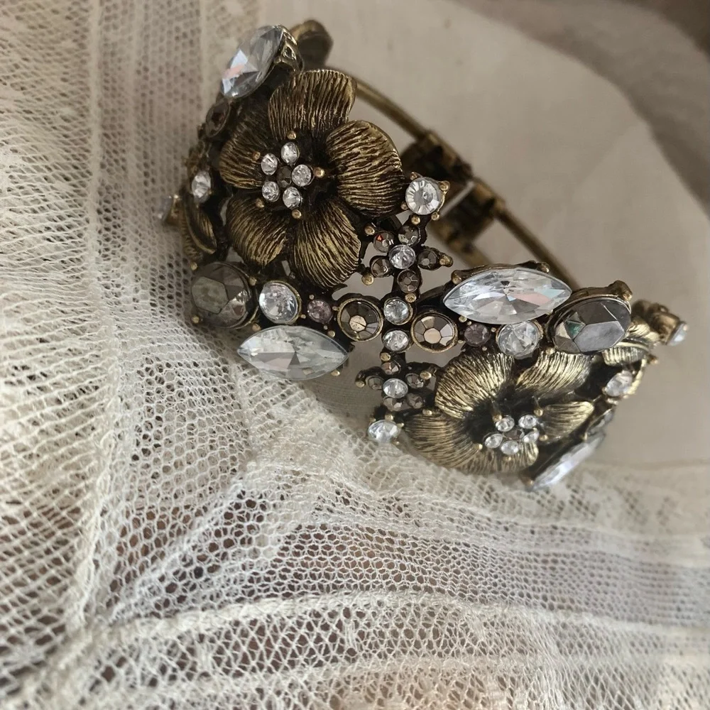 Elegant Antiqued Gold & Rhinestone Floral Clasp Bracelet Women’s Jewelry - Picture 1 of 11